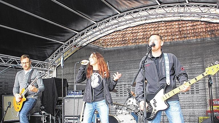 Richtig laut: Flash Kick Circle spielte Punk-Musik in der Bahnhofstraße und fand Anklang bei den Zuhörern.