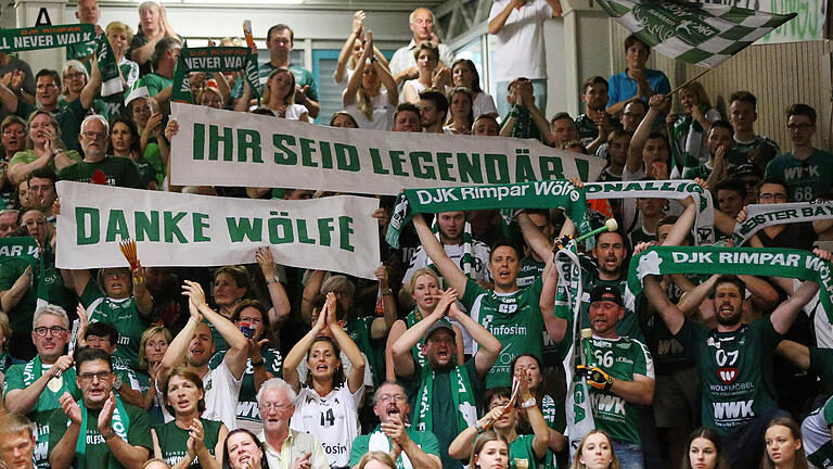 20170610FSSCHRIM011       -  Die Fans der Zweitliga-Handballer der DJK Rimpar Wölfe bedanken sich bei ihrer Mannschaft nach der Niederlage beim VfL Bad Schwartau in Lübeck für eine dennoch legendäre Saison.