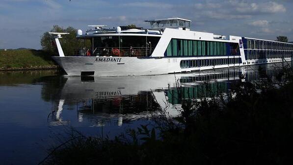 7000 Hotel- und Frachtschiffe auf dem Main bei Schweinfurt       -  &bdquo;Wir machen Schifffahrt möglich&ldquo;, heißt es beim Wasserstraßen- und Schifffahrtsamt an der Ecke Mainberger Straße/Paul-Rummert-Ring: und zwar auf 202 Kilometern von Bamberg bis Marktheidenfeld für jährlich 6000 Fracht- und 1000 Hotelschiffe sowie ungezählte Sportboote, Ausflugsdampfer, Ruderer, Paddler, Kanufahrer und &ndash; neuerdings &ndash; auch für Freunde des Grillvergnügens auf schwimmendem Untersätzen. 325 Beschäftigte und 40 Auszubildende (Energieelektroniker, Industriemechaniker, IT-Systemelektroniker, Wasserbauer, Binnenschiffer, Bauzeichner, Verwaltungsfachangestellte, Holzmechaniker und Fernmeldeelektroniker) beschäftigt das Amt des Bundes, das für den Fluss (Bundeseigentum) und für 19 Staustufen zuständig ist, wobei eine Vereinbarung zwischen Bund und Land der Wasserschutzpolizei des Freistaats den ersten Zugriff einräumt. Beispiel: Bei einer Havarie kommt zuerst die Wasserschutzpolizei. Bergung und die Wiederfreigabe eines Schiffes ist dann Sache des Wasserstraßen- und Schifffahrtsamtes, das über das nötige Gerät und die Schlepper und auch über Taucher verfügt. Amtschef Heinrich Schoppmann kann auf eine eingespielte Teamarbeit verweisen, die am Sonntag, den 2. Oktober 2016 dazu führte, dass ein Auto, das gegen 7 Uhr im Main bei Karlstadt versank, bereits drei Stunden später geborgen war. Nicht zuständig ist das Amt  an der Marienbach-Kreuzung für die Wassermengen- und Wassergütewirtschaft. Hier sind die Wasserwirtschaftsämter (Freistaat) sowie die Städte und Landkreise gefragt. Der Main, mit 527 Kilometer Fließstrecke längster und nach Aare, Maas und Mosel viertgrößter (Wassermenge) Nebenfluss des Rheins, ist ab Bamberg auf 388 Kilometer schiffbar und seit 1992 per Kanal auch internationale Wasserstraße, die den Rhein mit der Donau verbindet. Überwacht und kontrolliert wird die Wasserstraße überall, etwa an den Ufern, an denen der Fluss nagt, und insbesondere an den Stauanlagen mit den Schleusenkammern, den Wehranlagen, den Bootsschleusen und Fischtreppen. Die Wasserkraftwerke an den Staustufen liegen im Verantwortungsbereich der Rhein-Main-Donau AG &ndash; bis in das Jahr 2049, in dem der Erbpachtvertrag mit der Bundesrepublik (99 Jahre) ausläuft. Der heutige Betrieb der Wasserkraftanlagen wird von Uniper durchgeführt.  Ein großer Teil der 19 Schleusen stammt aus der Zeit von 1930 bis 1940; die Staustufen zwischen Limbach und Würzburg aus 1950 bis 1962. Der Verschleiß an den beweglichen Teilen der Schleusen und Wehre ist beachtlich. Das WSA Schweinfurt investiert jährlich etwa 20 Millionen Euro in die Anlagen des Mains und in die Ufer- und Gewässerbettunterhaltung. Die Vorbereitungen für die Sanierung an Schleusen und Wehren samt Trockenlegung übernehmen die Mitarbeiter des Amtes. Reparatur und Austausch der Werke, darunter die Schleusentore, führen Fachfirmen aus dem Gerüst-, Wasser- und Stahlbau aus. Die 70 Beschäftigten in Schweinfurt erledigen die Büroarbeit, schreiben Arbeiten aus, verwalten den Unterhalt und genehmigen Nutzungen oder auch Feste, darunter Feuerwerke über dem Main, auf dem dann tunlichst kein Tankschiff unterwegs sein sollte. Verwaltet wird der Grundbesitz des Bundes, der sich bisweilen auf die Wasserfläche begrenzt, anderenorts einen Uferstreifen einschließt oder auch weiter ins Land reicht. Für die Instandhaltung der Ufer und der bei der Talfahrt linksseitigen grünen und rechtsseitigen roten Tonnen (die in der Seefahrt Bojen heißen) sowie der Bauwerke sind die vier Außenbezirke des Amtes in Gemünden, Marktbreit, Volkach und Haßfurt zuständig. Der zentrale Bauhof in Würzburg mit seinen Schlossern, Elektrikern und Fernmeldern unterhält und wartet die Technik an den Schleusen und Wehren. Vier Aufsichts-, vier Arbeitsschiffe und vier Schwimmgreifer gehören zur Flotte des Amtes. Viele der planbaren Arbeiten werden an Firmen vergeben, darunter das Putzen der Fahrrinne auf 3,10 Meter Tiefe (bei garantierten 290 Zentimetern). Einer der beiden Eisbrecher des Amtes kann zu jeder Jahreszeit auch als Schubfahrzeug eingesetzt werden. Die planbaren Peilaufgaben (Tiefenvermessung) der Fahrrinne werden vom WSA-eigenen Peilschiff &bdquo;Johannes Kepler&ldquo; von Mainz bis zur Grenze nach Österreich durchgeführt. Daneben verfügen auch die Aufsichtsschiffe über eine &bdquo;Linienpeiltechnik&ldquo;, die beispielsweise nach Hochwassern oder nach Grundberührungen von Frachtschiffen zum Einsatz kommen.   Die 19 Schleusen mit einer Länge von 300 Meter und zwölf Meter Breite  werden von fünf Leitzentralen im Schichtdienst rund um die Uhr gesteuert. Wenn Hochwasser die Schifffahrt zum Erliegen bringt, wird es für die Schichtleiter der Leitzentralen und den Beschäftigten der Außenbezirke richtig stressig, weil dann die Wehre vor Ort gesteuert werden müssen, damit nicht Schwemmgut die Wehrverschlüsse verstopft. Die Pegel am Main werden vom WSA Schweinfurt unterhalten und gewartet, der Hochwassernachrichtendienst Bayerns unterrichtet die Bürger über die Pegelstände des Mains, insbesondere bei Hochwasser. Was sich auf dem Main bewegt, muss mit Ausnahme von Segelsurfbrettern gekennzeichnet sein. Amtliche Kennzeichen sind nicht nur für die großen Schiffe erforderlich, sondern auch für Motorboote mit 20 Meter Länge und über drei PS, sowie für Segelboote über 5,50 Meter Länge. Die Kennzeichen gibt es im Amt an der Marienbach-Kreuzung. Kleinfahrzeuge müssen dauerhaft gekennzeichnet sein mit dem Namen des Fahrzeugs (zehn Zentimeter hohe Buchstaben auf beiden Längsseiten) sowie mit dem Namen und der Anschrift des Eigentümers, damit dieser informiert werden kann, falls sein Eigentum sich auf und davon gemacht hat.