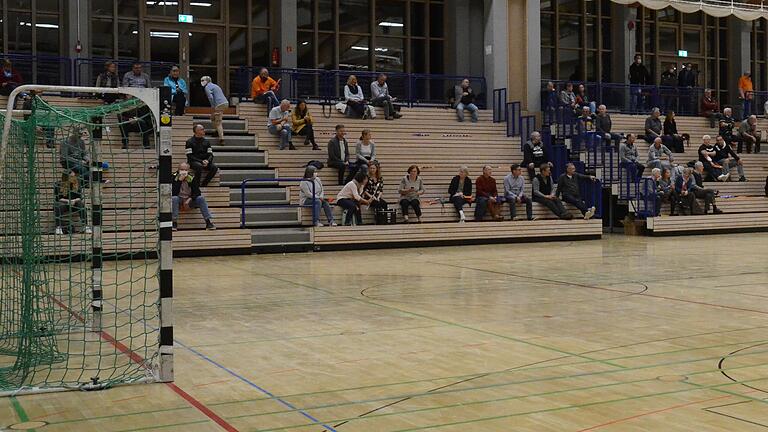 So sieht die Kulisse bei einer Handball-Bayernliga-Begegnung gegenwärtig aus: Beim Heimspiel des TSV Lohr gegen die SG DJK Rimpar II am Samstag, 3. Oktober, durften nur 120 Zuschauer in die Spessarttorhalle, wo sonst die Tribünen voll sind. Anderswo wurden reihenweise Spiele abgesagt. So sieht die Kulisse bei einer Handball-Bayernliga-Begegnung gegenwärtig aus: Beim Heimspiel des TSV Lohr gegen die SG DJK Rimpar II am Samstag, 3. Oktober, durften nur 120 Zuschauer in die Spessarttorhalle, wo sonst die Tribünen voll sind. Anderswo wurden reihenweise Spiele abgesagt.