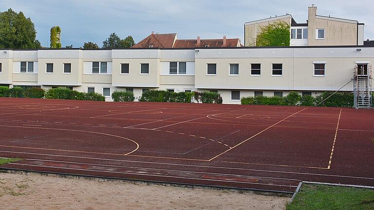 Das Familienbildungs- und Mehrgenerationenhaus Bad Königshofen mit dem großen Sport- und Freizeitgelände wird wohl in eine neue Nutzung und Trägerschaft übergeben. Wie die Zukunft aussieht, ist allerdings ungewiss.