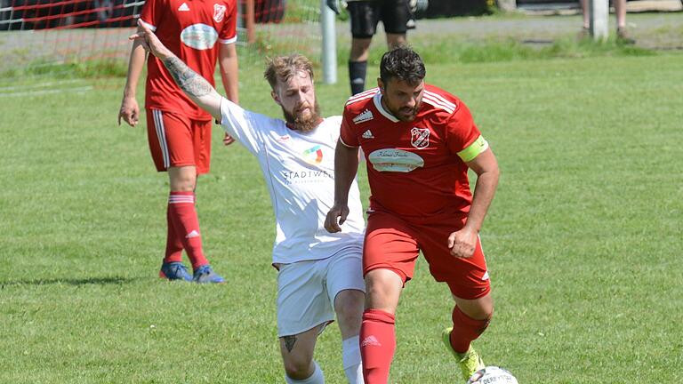 Im Testspiel die Nase vorn hatte Michael Schröter (rechts) mit der DJK Schondra bei der TSVgg Hausen um Fabian Löffler. Foto: ssp       -  Im Testspiel die Nase vorn hatte Michael Schröter (rechts) mit der DJK Schondra bei der TSVgg Hausen um Fabian Löffler. Foto: ssp