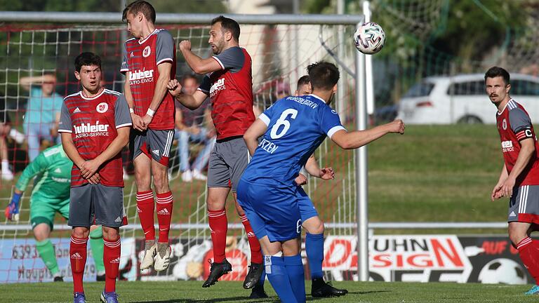 Moritz Lotzen erzielt in Röllbach mit einem direkt verwandelten Freistoß das 1:0. Mit diesem Tor gewann der FV 04 Würzburg das Hinspiel in der zweiten und entscheidenden Runde der Bayernliga-Relegation.