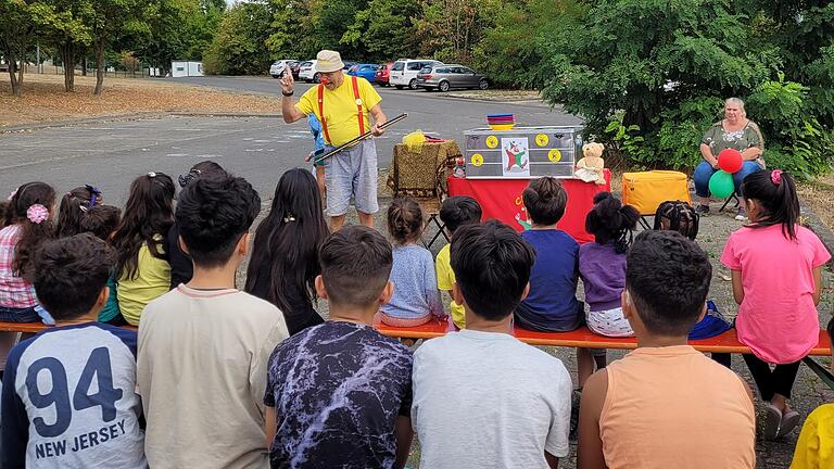 Im Innopark zauberte der Clown Muck Lächeln in die Gesichter der großen und kleinen BesucherInnen.