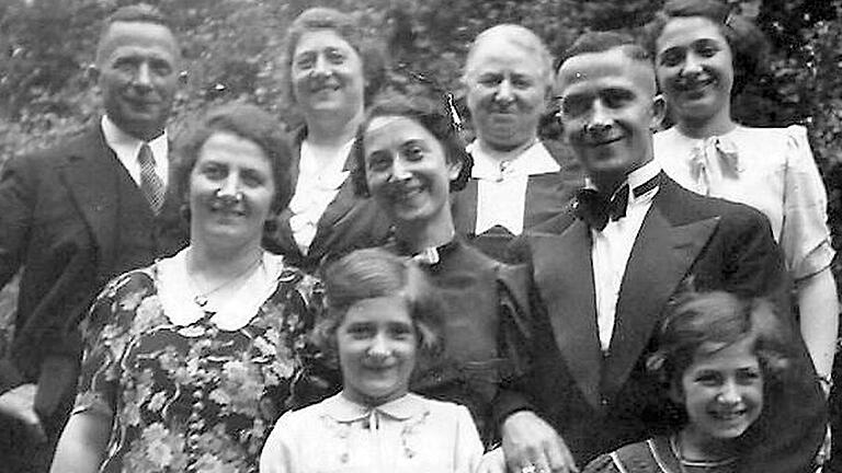 Familienfoto mit Bernhard Behrens (oben links) und Henry Behrens (mittlere Reihe rechts), circa 1938.