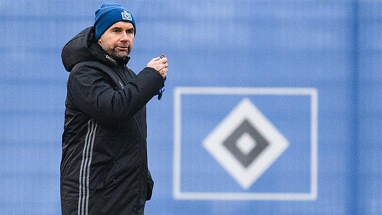 Training Hamburger SV mit neuem Cheftrainer       -  Bernd Hollerbach bei seiner ersten Trainingseinheit in Hamburg, wo er einen Vertrag bis 2019 unterschrieben hat.