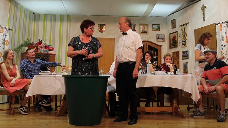 Statt Kreuzfahrt eine Regentonne - Ferdinand weiß, wie man Frauenherzen höher schlagen lässt. Im Bild (von links) Sophia Göpfert, Steffen Krines, Gisela Beck, Günther Krines, Manuela Schmitt, Elfriede Dietz, Michaela Gensler und Gerald Beck beim Theaterstück 'Der Junggesellenabschied'.