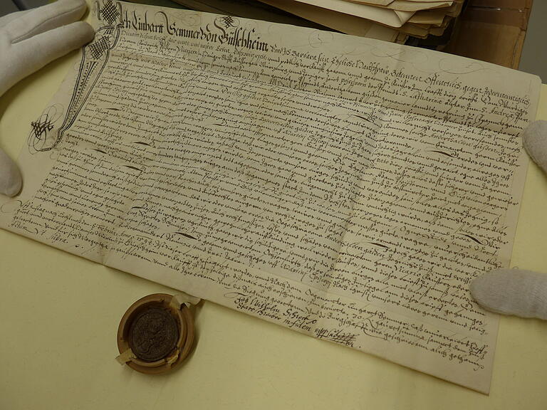 Die Verkaufsurkunde eines Gülchsheimer Hofes an St. Andreas in Ochsenfurt von 1594 mit Siegel im Holzschutz wird im Stadtarchiv Ochsenfurt aufbewahrt. Die Verkaufsurkunde eines Gülchsheimer Hofes an St. Andreas in Ochsenfurt von 1594 mit Siegel im Holzschutz wird im Stadtarchiv Ochsenfurt aufbewahrt.