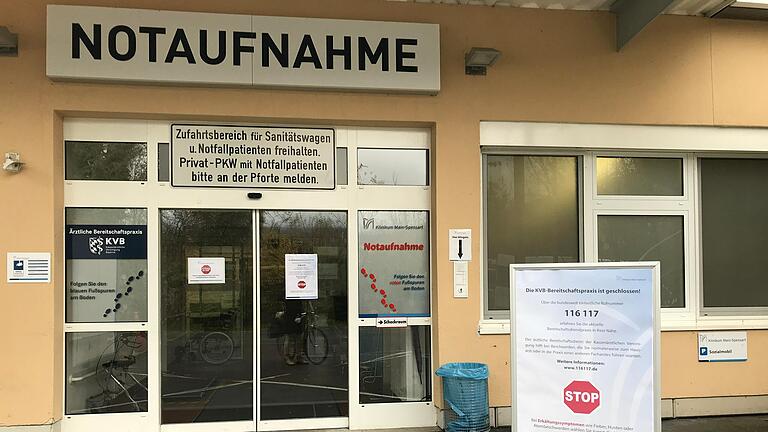 An der Notaufnahme auf der Rückseite des Kreiskrankenhauses Lohr weist ein Plakat auf die Schließung der  Bereitschaftspraxis hin.