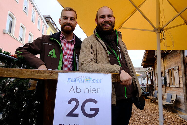 Eisbahn und Almhütte Bad Neustadt mit Johannes (links) und Florian Griebel.