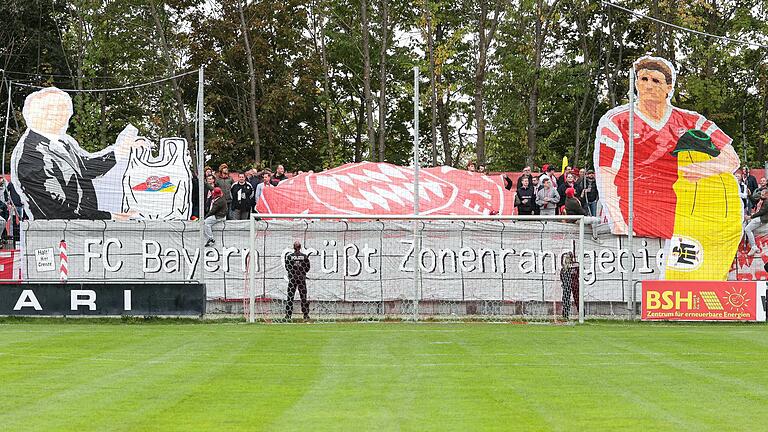 Fans des FC Bayern München II zeigen vor dem Spiel beim TSV Aubstadt ein Spruchband. Kurz darauf flogen Bananen auf das Spielfeld.