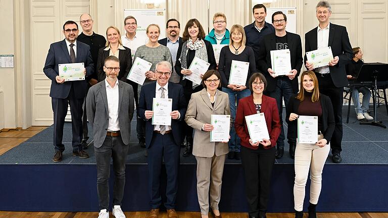 Unterfränkische Schulen nahmen ihre Auszeichnung von Kultusminister Michael Piazolo (rechts) und Gesundheitsminister Klaus Holetschek (links) entgegen. Unterfränkische Schulen nahmen ihre Auszeichnung von Kultusminister Michael Piazolo (rechts) und Gesundheitsminister Klaus Holetschek (links) entgegen.