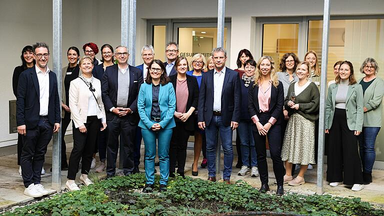 Das Team des Gesundheitsamts gemeinsam mit Landrätin Sabine Sitter und den Verantwortlichen des Gesundheitszentrums Karlstadt.