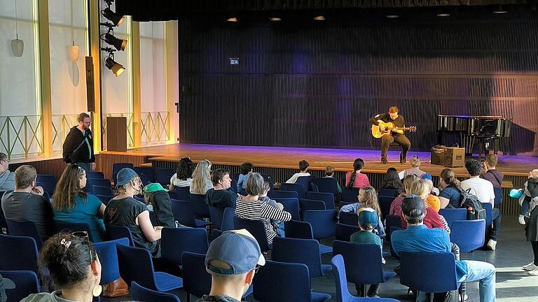 Am Tag der offenen Tür der Sing- und Musikschule zeigten die Schülerinnen und Schüler ihr Können in kleinen Konzerten im Festsaal des MOZ. Am Tag der offenen Tür der Sing- und Musikschule zeigten die Schülerinnen und Schüler ihr Können in kleinen Konzerten im Festsaal des MOZ.