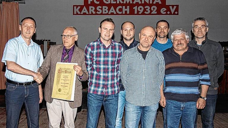 Ehrungen standen im Mittelpunkt der Jahresversammlung des FC Germania Karsbach. Vorsitzender Harald Peter zeichnete Mitglieder für 25-, 40-, und 50-jährige Treue zum Verein aus (von links nach rechts): Harald Peter, Anton Blum (Rütschenhausen), Thomas Renner, Markus Renner, Reinhard Kretzer, Thorsten Simon, Klaus Baus und stellvertretender Vorsitzender Rainer Mennig.