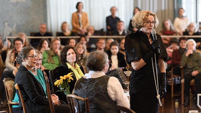 Beim Neujahrsempfang der Arbeitsgemeinschaft Würzburg Frauen und Frauenorganisationen e.V. (AWF) im Würzburger Ratssaal schlüpften zehn Politikerinnen in die Rollen von Katharina von Kardorff-Oheimb, Marie Juchacz, Elisabeth Selbert, Hildegard Hamm-Brücher, Margot Honecker, Ulrike Meinhof, Petra Kelly, Angela Merkel, Sara Wagenknecht und Ekin Deligöz. Beim Neujahrsempfang der Arbeitsgemeinschaft Würzburg Frauen und Frauenorganisationen e.V. (AWF) im Würzburger Ratssaal schlüpften zehn Politikerinnen in die Rollen von Katharina von Kardorff-Oheimb, Marie Juchacz, Elisabeth Selbert, Hildegard Hamm-Brücher, Margot Honecker, Ulrike Meinhof, Petra Kelly, Angela Merkel, Sara Wagenknecht und Ekin Deligöz.
