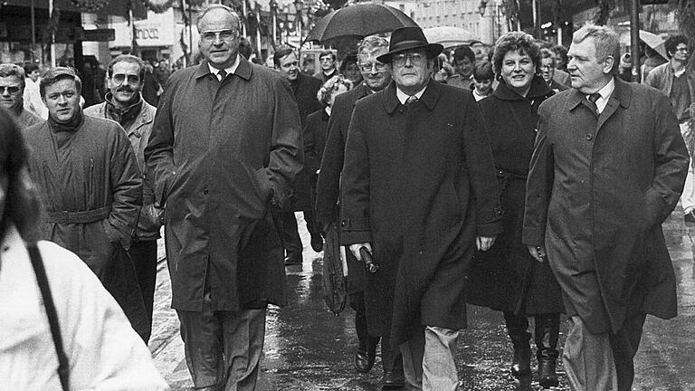 Barbara Stamm 1986 unter anderem mit dem Landtagsabgeordneten Walter Eykmann, Bundeskanzler Helmut Kohl und dem Bundestagsabgeordneten Wolfgang Bötsch in der Würzburger Fußgängerzone. Barbara Stamm 1986 unter anderem mit dem Landtagsabgeordneten Walter Eykmann, Bundeskanzler Helmut Kohl und dem Bundestagsabgeordneten Wolfgang Bötsch in der Würzburger Fußgängerzone.