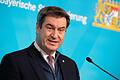Mit Mund-Nasen-Maske kommt Ministerpräsident Markus Söder (CSU) am MIttwoch zur Pressekonferenz.  Das bayerische Kabinett hat den seit Mitte Dezember bestehenden Corona-Lockdown in Bayern bis Ende Januar verlängert und verschärft. So wurden auch die Faschingsferien abgesagt.