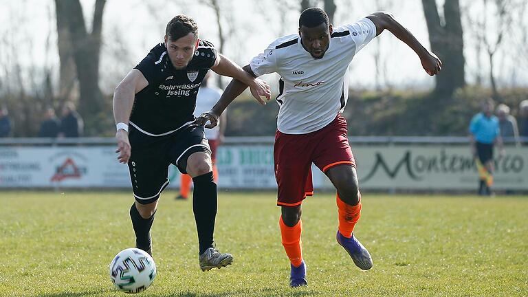 Leon Vollmuth (links) vom TSV Unterpleichfeld im Laufduell gegen Boris Nana Tonzi vom SC Sylvia Ebersdorf. Sowohl Unterpleichfeld als auch Ebersdorf müssen jetzt in der Relegation ihren Landesliga-Platz kämpfen. Leon Vollmuth (links) vom TSV Unterpleichfeld im Laufduell gegen Boris Nana Tonzi vom SC Sylvia Ebersdorf. Sowohl Unterpleichfeld als auch Ebersdorf müssen jetzt in der Relegation ihren Landesliga-Platz kämpfen.