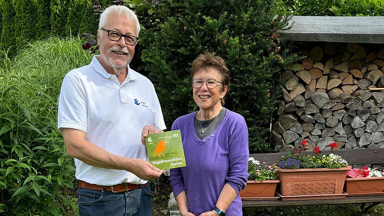 Mit Freude nahm Marlene Hofmann die Plakette 'Vogelfreundlicher Garten' vom LBV-Kreisvorsitzenden Klaus Sanzenbacher entgegen