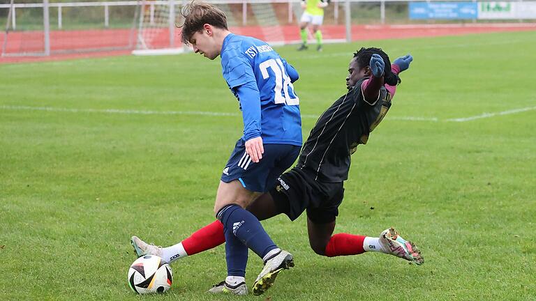 Omar Senghore (rechts) von der SG Eltmann stoppt Jonas Hachtel (TSV Gochsheim).