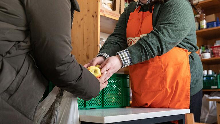 Die ehrenamtlichen Helferinnen verteilen jeden Samstag an der Ausgabestelle in der Ochsenfurter Tafel Lebensmittel an Bedürftige. Die Tafeln in Deutschland unterstützen derzeit etwa zwei Millionen Menschen - mehr als je zuvor. Die ehrenamtlichen Helferinnen verteilen jeden Samstag an der Ausgabestelle in der Ochsenfurter Tafel Lebensmittel an Bedürftige. Die Tafeln in Deutschland unterstützen derzeit etwa zwei Millionen Menschen - mehr als je zuvor.