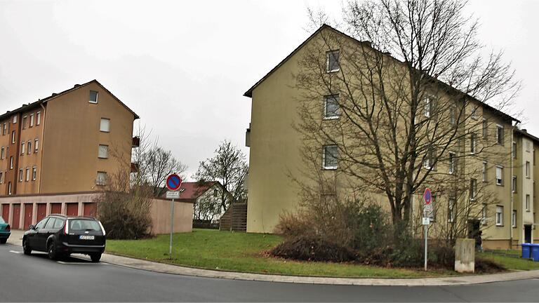 Die Generalsanierung der 54 Wohnungen im Eigentum der Gemeinde stehenden, in den 60er Jahren gebauten Bundeswehrwohnanlage Heidenfelder Straße 20 bis 28 (rechts) und Wolfstalstraße 30 bis 34 (links) ist im Veitshöchheimer Haushalt in diesem Jahr die größte Investition.