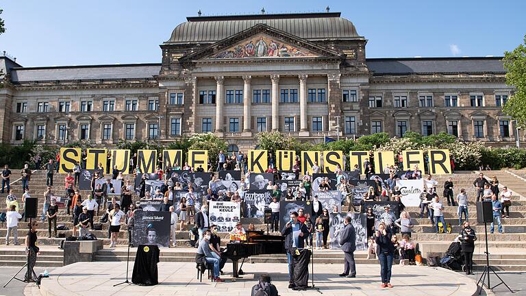 Dass Künstlerinnen und Künstler für ihre Belange eintreten, wie hier in Dresden, ist gut und richtig. Das Publikum könnte ruhig auch einen Beitrag dazu leisten.