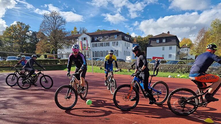 Geschicklichkeit auf dem Rad ist erforderlich um den Ball ins gegenerische Tor zu bringen.       -  Geschicklichkeit auf dem Rad ist erforderlich um den Ball ins gegenerische Tor zu bringen.