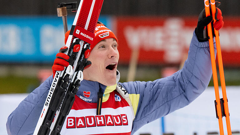 Biathlon Weltcup Ruhpolding - Einzel Herren       -  Biathlon Weltcup Ruhpolding - Einzel Herren11.01.2023, Bayern, Ruhpolding: Biathlon: Weltcup, Einzel 20 km, Herren. Benedikt Doll (6. Platz) aus Deutschland freut sich bei der Siegerehrung. Foto: Sven Hoppe/dpa +++ dpa-Bildfunk +++