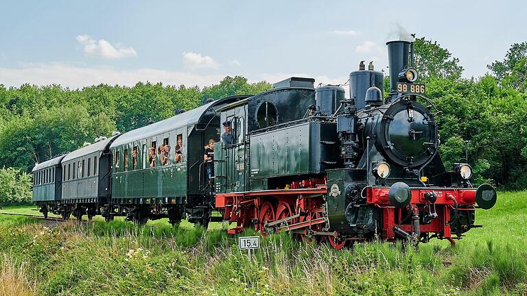 Ab 1. Mai fährt das Rhön-Zügle wieder durch das Streutal. 20 Termine mit Dampf- und Dieselloks stehen bis Mitte Oktober auf dem Fahrplan.