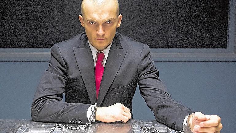 In Ketten - noch: Rupert Friend in einer Szene des Actionthrillers &bdquo;Hitman: Agent 47&ldquo;.