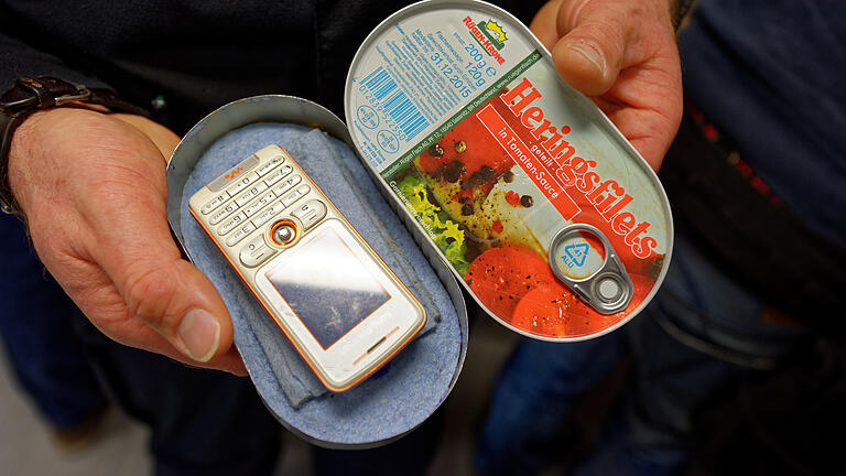 Kriminelle lassen sich viel einfallen, um Handys in Gefängnisse zu schmuggeln. 2015 wurden in in Sachsen Fischdosen mit Mobiltelefonen gefunden. Wie die Handys nun in Würzburg zu den Gefangenen eingeschleust wurden, ist Gegenstand der laufenden Ermittlungen.