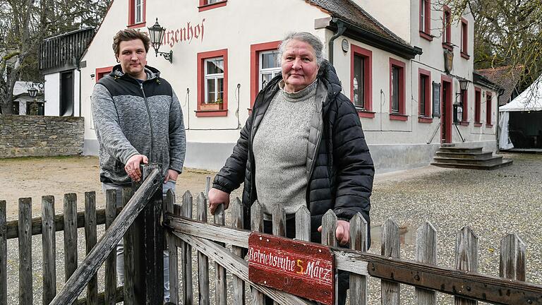 Gudrun Berndt und ihr Sohn Lorenz Berndt vom Schützenhof kritisieren die fehlende Planungssicherheit für Gastronomen.