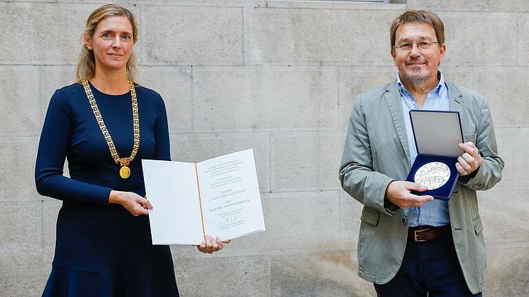 Christoph Hoffmann (rechts) mit Bürgermeisterin Judith Jörg. Die Schwerpunkte der ehrenamtlichen Tätigkeit von Christoph Hoffmann liegen hauptsächlich im sportlichen Bereich.