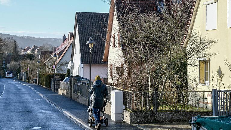 Zweimal dieses Foto und dreimal dieses Motiv zu Veröffentlichungen vom Oberen Burgweg in Würzburg. Dort fürchten Bewohner um ihre Eigenheime, die 1920 im Erbbaurecht entstanden sind. Ein Leser hat sich an den Bildwiederholungen gestört.