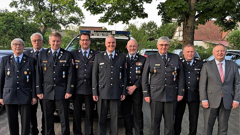 Mit dem silbernen Ehrenkreuz am Band des Landesfeuerwehrverbandes wurden Schiedsrichter Bruno Wilm (von links) sowie die Kreisbrandmeister Elmar Eisenmann, Steffen Kiesel, Oliver Likaschwewitz, Michael Wolf, Christian Neugebauer und Wolfgang Kenne... - Mit dem silbernen Ehrenkreuz am Band des Landesfeuerwehrverbandes wurden Schiedsrichter Bruno Wilm (von links) sowie die Kreisbrandmeister Elmar Eisenmann, Steffen Kiesel, Oliver Likaschwewitz, Michael Wolf, Christian Neugebauer und Wolfgang Kenner ausgezeichnet; das Ehrenkreuz in Gold erhielt von Landrat Thomas Bold (rechts) Kreisbrandmeister Volker Hägerich (2. von rechts). Mit dem silbernen Ehrenkreuz am Band des Landesfeuerwehrverbandes wurden Schiedsrichter Bruno Wilm (von links) sowie die Kreisbrandmeister Elmar Eisenmann, Steffen Kiesel, Oliver Likaschwewitz, Michael Wolf, Christian Neugebauer und Wolfgang Kenne... - Mit dem silbernen Ehrenkreuz am Band des Landesfeuerwehrverbandes wurden Schiedsrichter Bruno Wilm (von links) sowie die Kreisbrandmeister Elmar Eisenmann, Steffen Kiesel, Oliver Likaschwewitz, Michael Wolf, Christian Neugebauer und Wolfgang Kenner ausgezeichnet; das Ehrenkreuz in Gold erhielt von Landrat Thomas Bold (rechts) Kreisbrandmeister Volker Hägerich (2. von rechts).