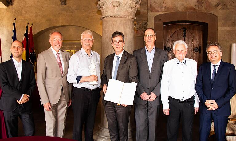 Gruppenbild mit Tanzendem Schäfer und geballter Wissenschaft rund um den hochverdienten Spender Dr. h.c. Herbert Wellhöfer (Dritter von links): Benedikt Stegmayer (Kulturreferent Stadt Würzburg), Oberpflegamtsdirektor Stiftung Juliusspital Walter Herberth, Oberbürgermeister Christian Schuchardt, Universitätspräsident Prof. Dr. Paul Pauli, Stadtrat Willi Dürrnagel, Prof. Dr. Damian Dombrowski (Martin-von-Wagner-Museum, von links). Gruppenbild mit Tanzendem Schäfer und geballter Wissenschaft rund um den hochverdienten Spender Dr. h.c. Herbert Wellhöfer (Dritter von links): Benedikt Stegmayer (Kulturreferent Stadt Würzburg), Oberpflegamtsdirektor Stiftung Juliusspital Walter Herberth, Oberbürgermeister Christian Schuchardt, Universitätspräsident Prof. Dr. Paul Pauli, Stadtrat Willi Dürrnagel, Prof. Dr. Damian Dombrowski (Martin-von-Wagner-Museum, von links).