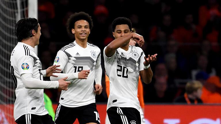 Schulz, Sane und Gnabry - Der bislang letzte Sieg in den Niederlanden gelang in der EM-Qualifikation 2019. Schulz, Sane und Gnabry - Der bislang letzte Sieg in den Niederlanden gelang in der EM-Qualifikation 2019.