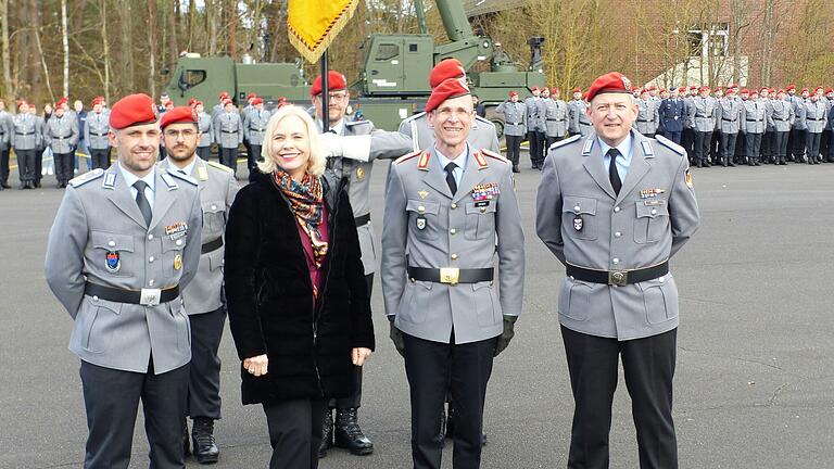 Die Regierungspräsidentin Susanne Weizendörfer war in Vertretung der Bayerischen Staatsregierung da. Links von ihr steht Oberstleutnant Manuel Goldschmitt, rechts General Jochen Deuer und Oberst Matthias Kampf. Die Regierungspräsidentin Susanne Weizendörfer war in Vertretung der Bayerischen Staatsregierung da. Links von ihr steht Oberstleutnant Manuel Goldschmitt, rechts General Jochen Deuer und Oberst Matthias Kampf.