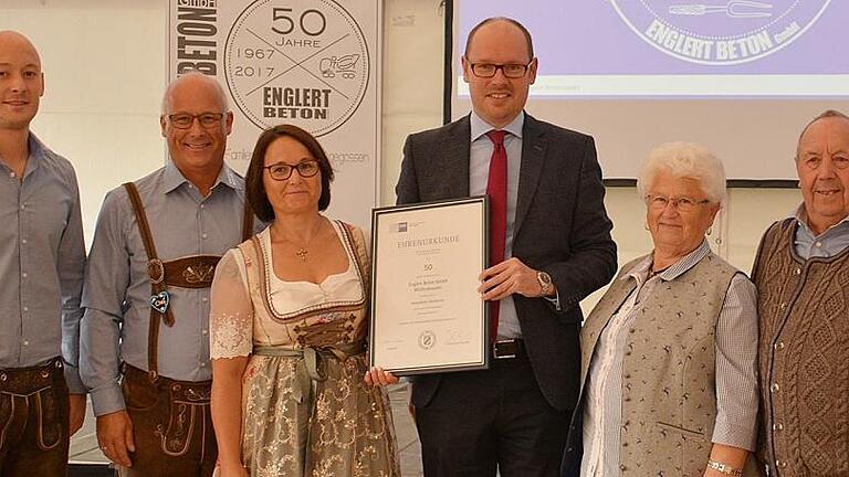 Die Glückwünsche der Industrie- und Handwerkskammer Unterfranken überbrachte Assessor Mathias Plath. Er überreichte eine Urkunde, unterzeichnet vom IHK Präsidenten Diplom-Ingenieur Otto Kirchner und Hauptgeschäftsführer Professor Dr. Ralf Jahn. Unser Bild zeigt von links: Steffen, Bernhard und Sonja Englert, IHK-Vertreter Assessor Mathias Plath, sowie Maria und Hubert Englert.
