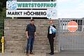 Dem Wertstoffhofumbau mit modernem Konzept sehen Höchbergs Bürgermeister Alexander Knahn (links) und Kommunalunternehmen-Vorsitzende Eva von Vietinghoff-Scheel freudig entgegen.