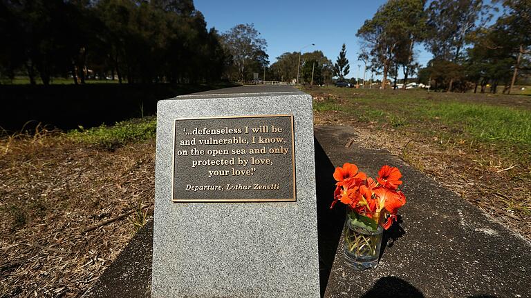 Eine Gedenktafel für Simone Strobel steht vor dem Lismore Centra Tourist Park in Lismore. Sie erinnert noch immer an den ungeklärten Fall, der in Australien für großes Aufsehen sorgte. Eine Gedenktafel für Simone Strobel steht vor dem Lismore Centra Tourist Park in Lismore. Sie erinnert noch immer an den ungeklärten Fall, der in Australien für großes Aufsehen sorgte.