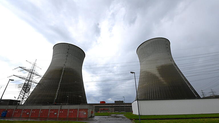 Kühltürme Kernkraftwerk Gundremmingen.jpeg       -  Rückbauanlage heißt das ehemalige Kernkraftwerk Gundremmingen. Kraftwerksblock B wurde  Ende 2017 und Block C Ende 2021 endgültig abgeschaltet.