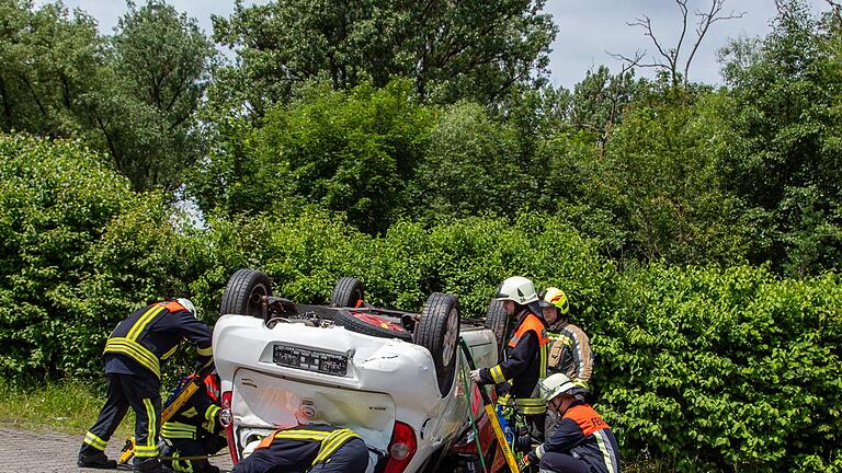 Von den 24 gespendeten Fahrzeugen waren nach dem Workshop der Brückenauer Feuerwehr in Technischer Hilfeleistung 20 Autos wirklich schrottreif.       -  Von den 24 gespendeten Fahrzeugen waren nach dem Workshop der Brückenauer Feuerwehr in Technischer Hilfeleistung 20 Autos wirklich schrottreif.