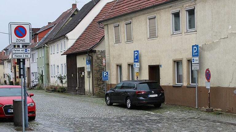 Mit dem Neubau von zwei Wohnhäusern mit neun und drei Wohnungen im sogenannten Brügel-Areal erhofft sich die Stadt Mellrichstadt, den Bereich wiederzubeleben und aufzuwerten. Der Rückbau des Leerstands wird städtebaulich gefördert.