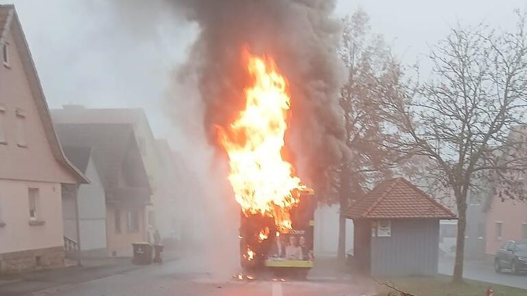 Meterhoch schlugen die Flammen aus dem Bus.&nbsp;