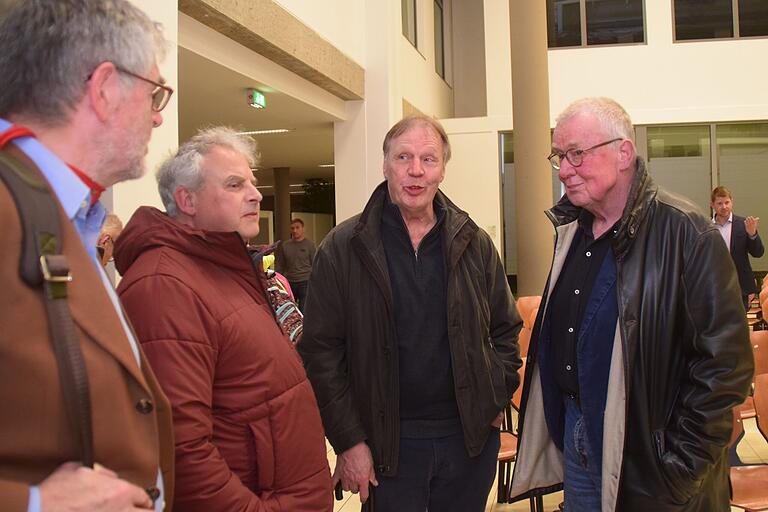 Nach der Veranstaltung stand Ruprecht Polenz (rechts) Besuchern noch für Diskussionen zur Verfügung.