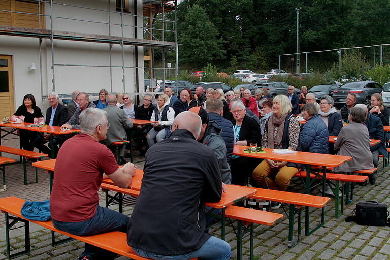 Wegen der Corona-Pandemie fand die Festveranstaltung vor dem Gemeindezentrum in Breitbrunn mit zahlreichen Bürgern und Gästen statt.