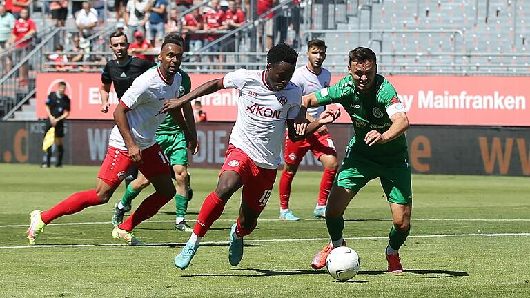 Nicht zu halten: Benjika Caciel lässt bei seinem Sololauf vor dem&nbsp; 3:0 den Ansbacher Tobias Dietrich stehen.